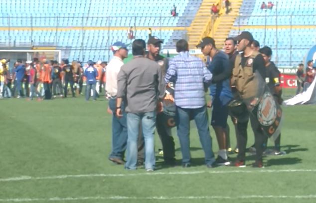 El árbitro Mario Escobar reportó que al concluir la final del torneo Apertura, dos dirigentes de Municipal lo amenazaron. (Foto Prensa Libre: Hemeroteca PL)