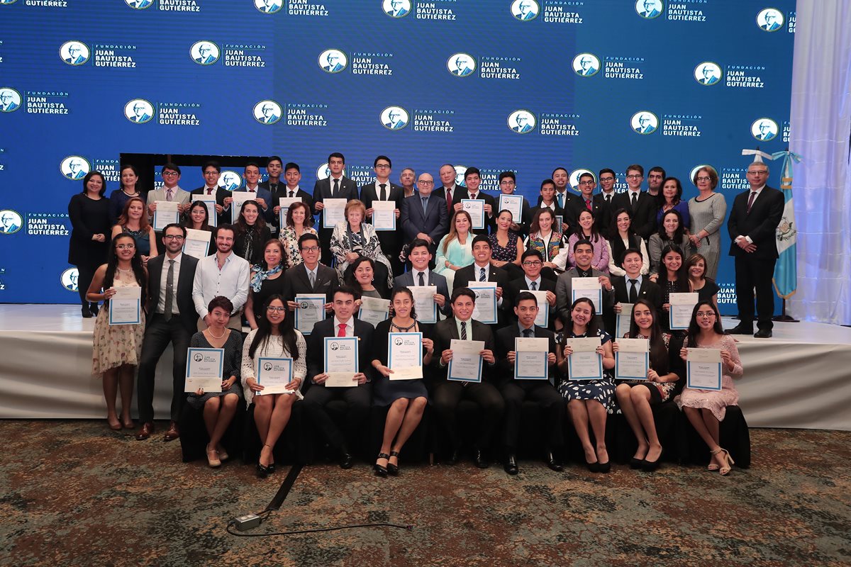 Grupo de estudiantes becados junto a directivos de la Fundación Juan Bautista Gutiérrez. (Foto Prensa Libre: Juan Diego González).