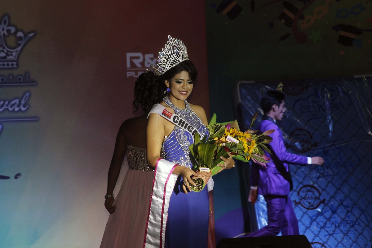 La elección de reina del Carnaval de Mazatenango, en la que fue coronada Dariana Tórtola, se efectuó en el parque central de la localidad. (Foto Prensa Libre: Melvin J. Popá)