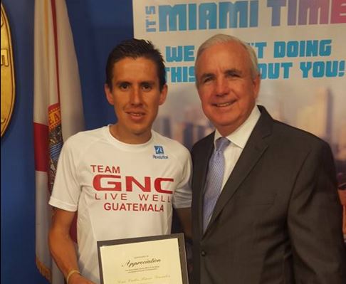 el fondista guatemalteco Luis Carlos Rivero posa con el alcalde de Miami, Carlos A. Jiménez. (Foto cortesía Luis Carlos Rivero)