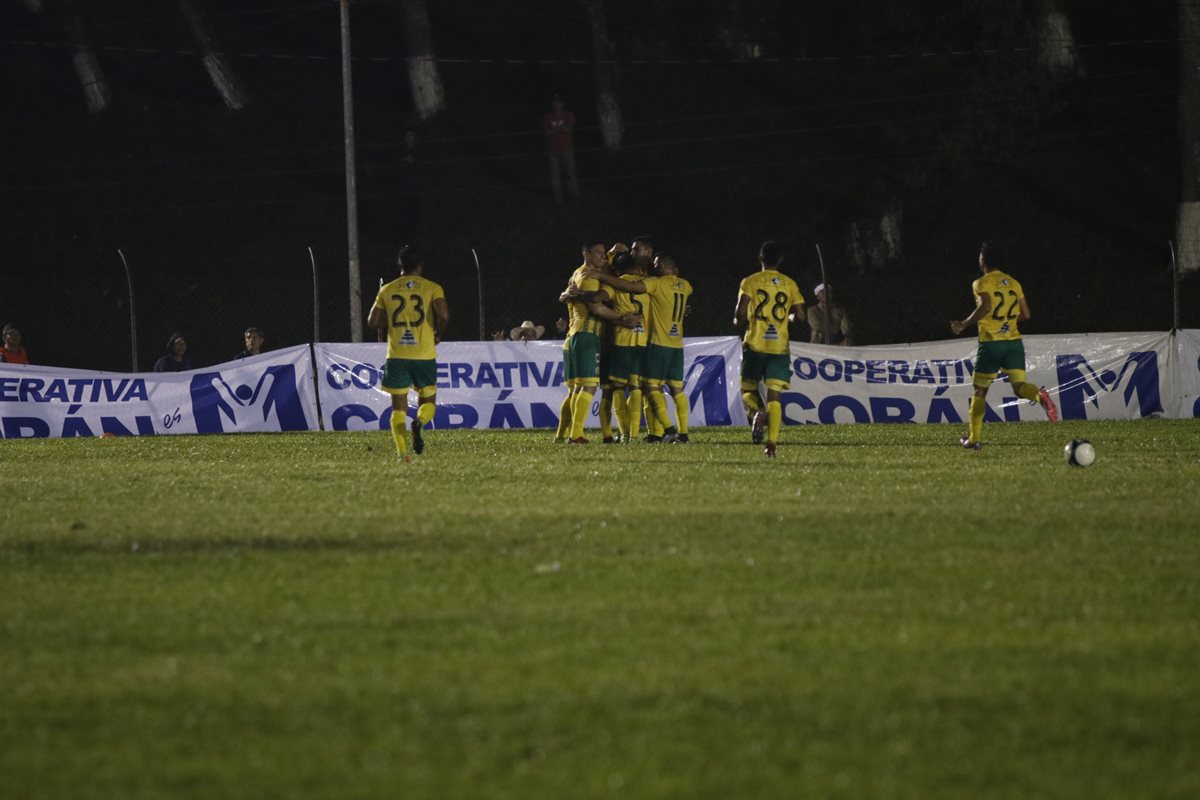 Así festejaron los jugadores de Guastatoya frente a Cobán Imperial. (Foto Prensa Libre: Aura Andersen)