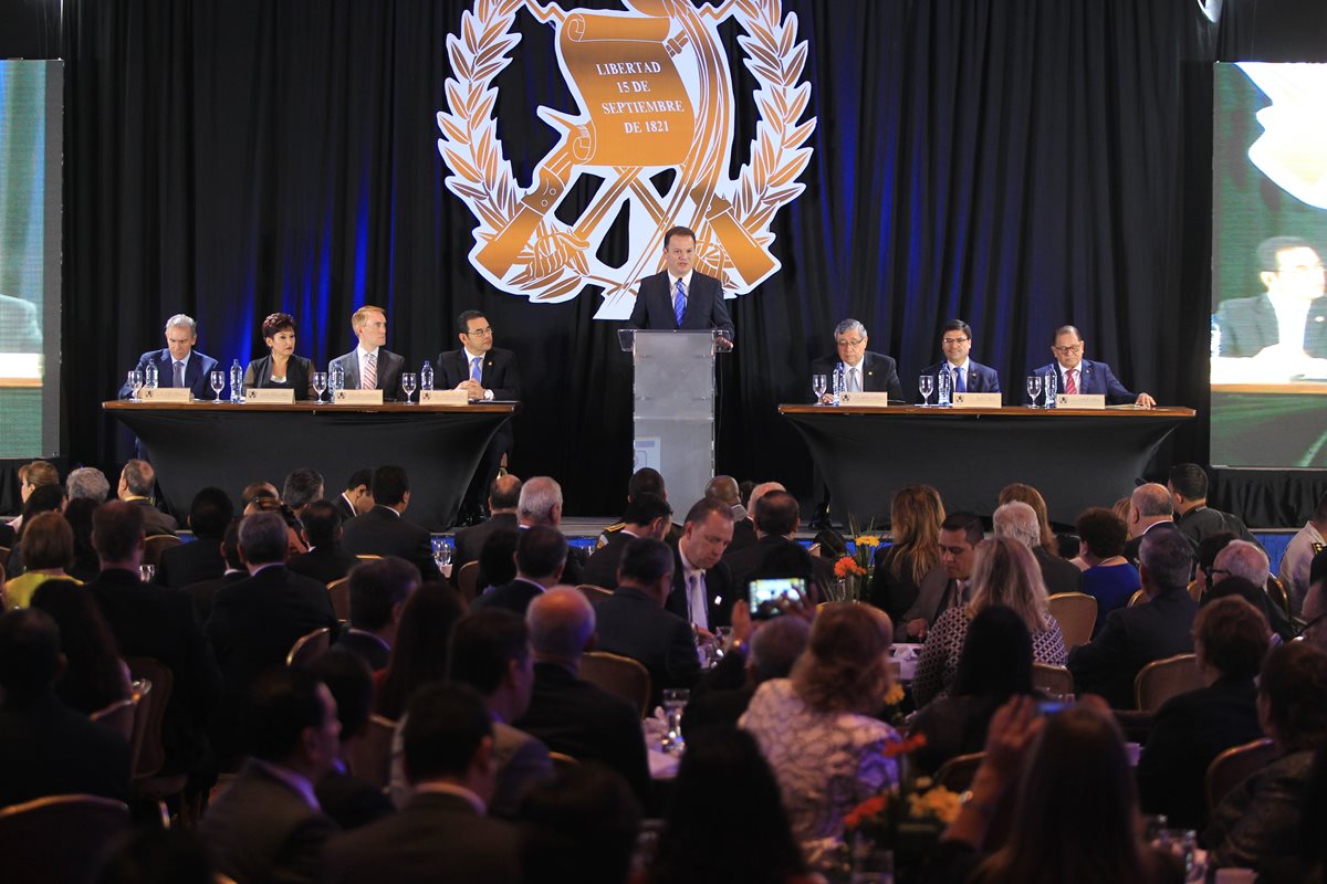 Líderes empresariales, políticos y religiosos participan del tercer Desayuno Nacional de Oración. (Foto Prensa Libre: Esbin García)