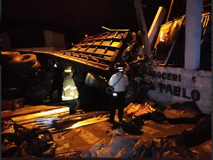 El accidente sucedió durante a madrugada en el kilómetro 12.5 de la ruta al Atlántico. (Foto Prensa Libre: CVB)