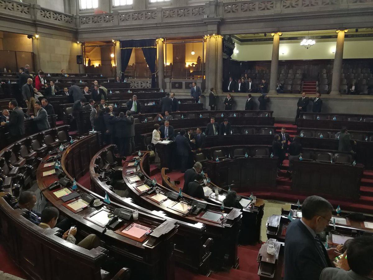 Diputados dejan el Congreso luego de la sesión plenaria. (Prensa Libre Foto)