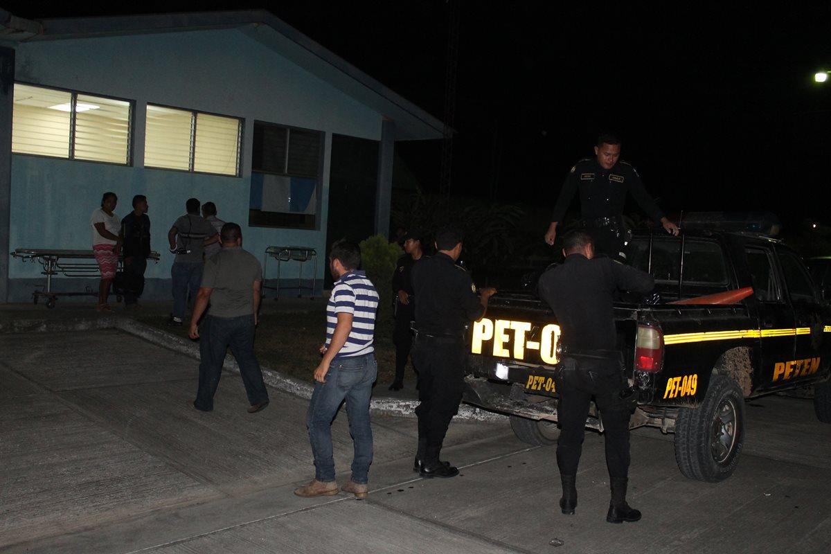 Agentes de la PNC trasladan el cadáver de Jessica Acevedo a la morgue de Poptún. (Foto Prensa Libre: Walfredo Obando)