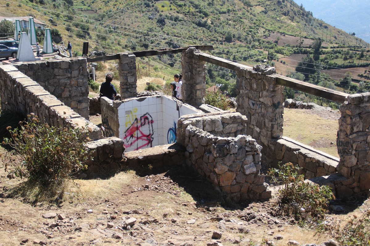 El fuerte viento dañó una de las cabañas del mirador Juan Diéguez Olaverri. (Foto Prensa Libre: Mike Castillo)