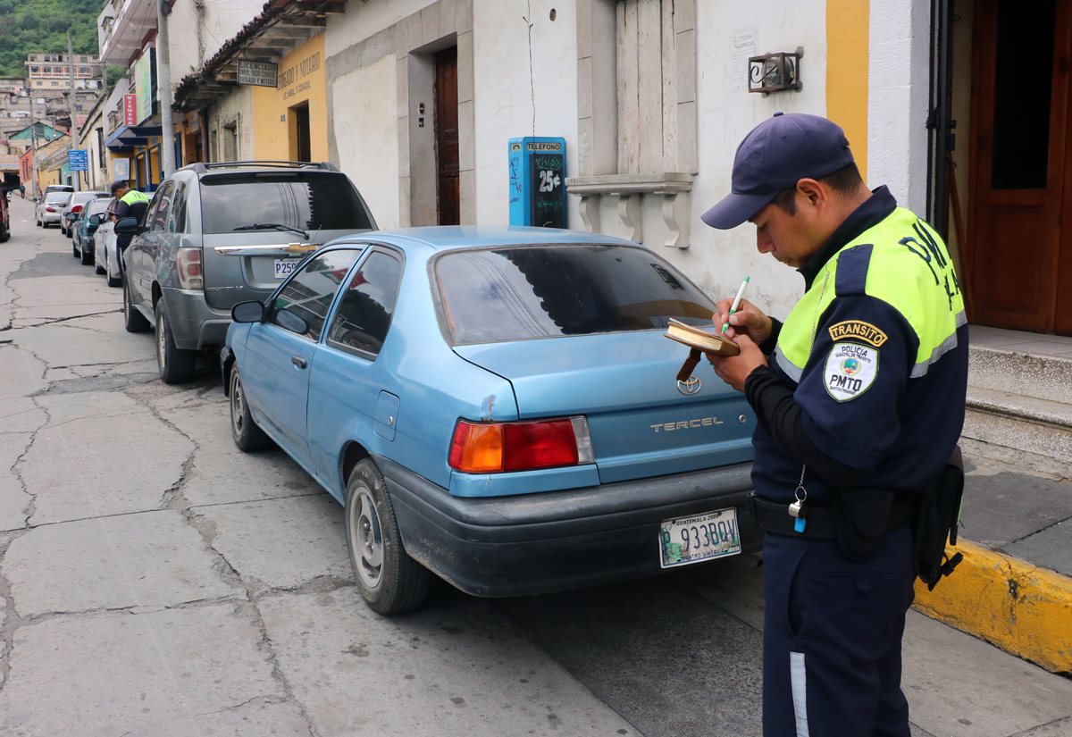 Pese a que algunos pilotos se parquean en línea amarilla, estos son multados hasta con Q500. (Foto Prensa Libre: Carlos Ventura)