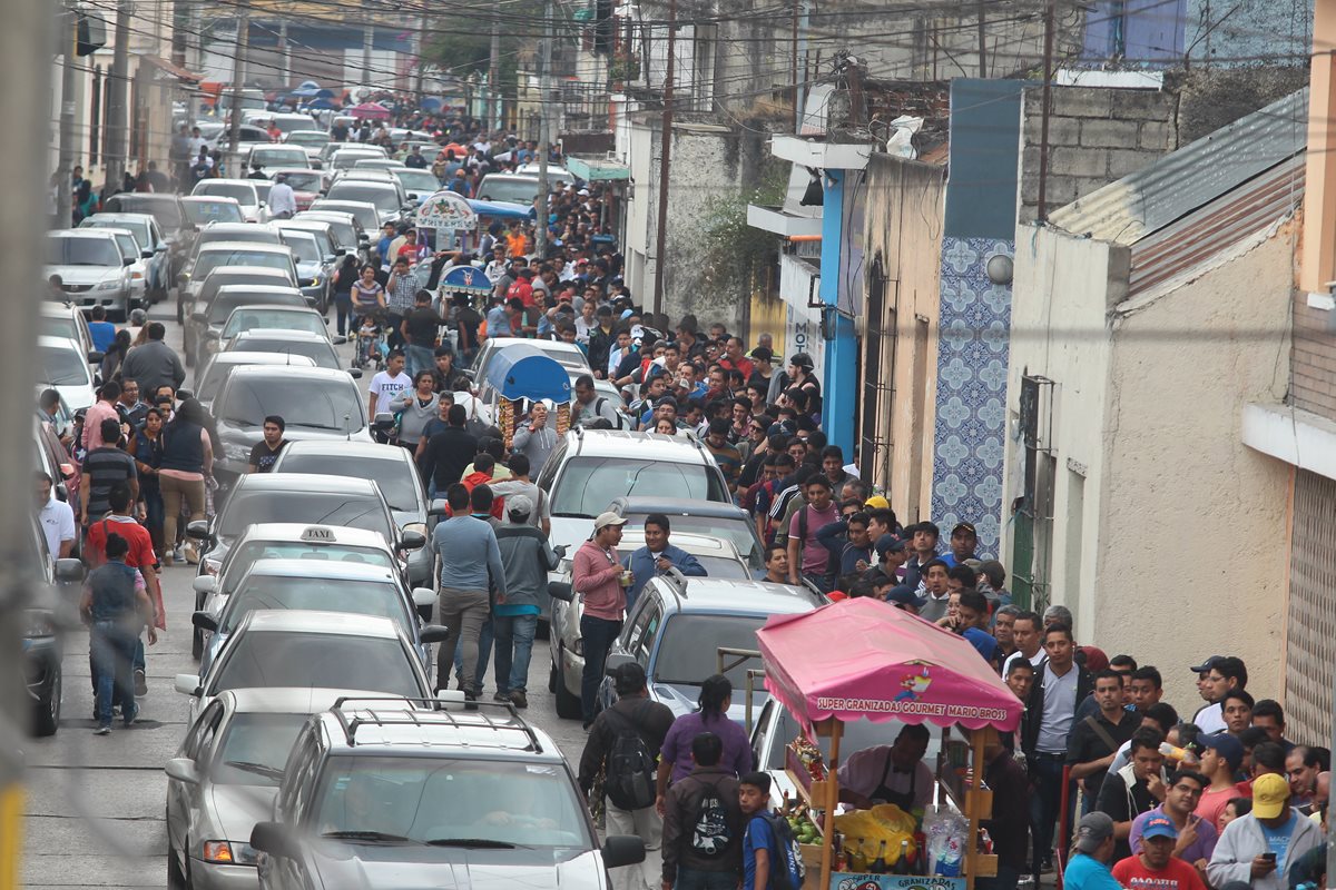 La recomendación es usar vías alternas para evitar el congestionamiento en la zona 1. (Foto Prensa Libre: Hemeroteca PL)