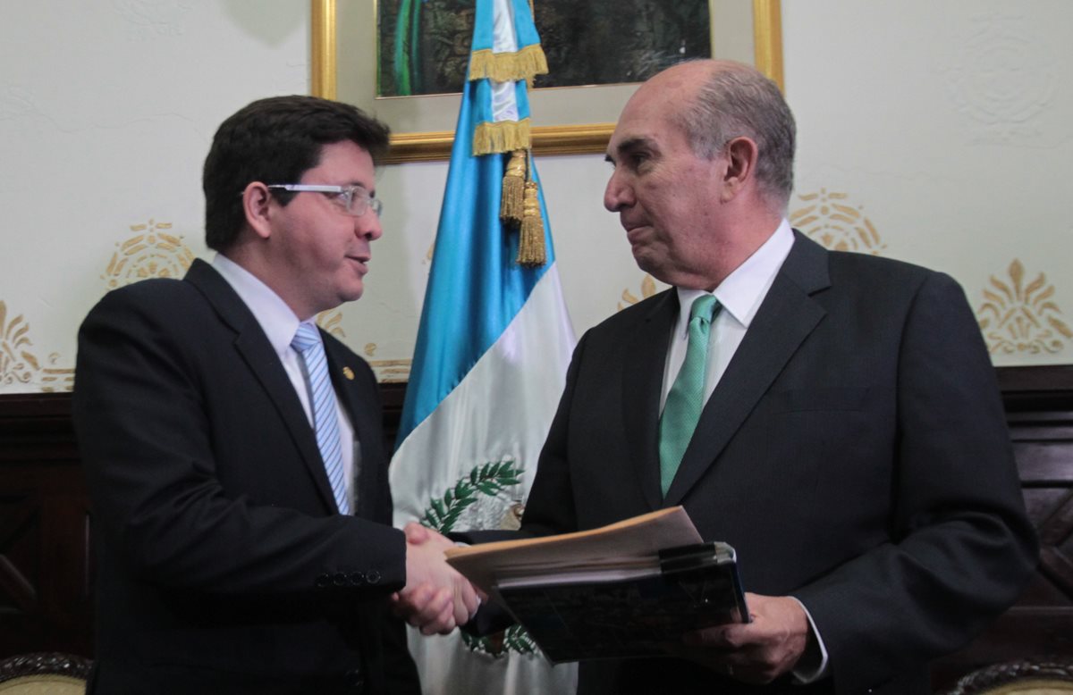 Julio Héctor Estrada, ministro de Finanzas, al momento de entregar el proyecto de presupuesto 2017 a Mario Taracena, presidente del Congreso. (Foto Prensa Libre: Hemeroteca PL)