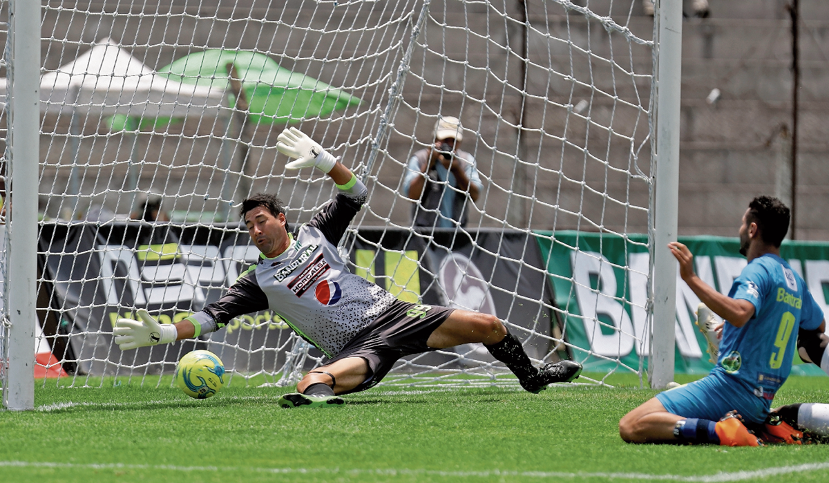 Esta es la anotación que no le acreditaron a Danilo Guerra, sino como autogol del portero de Antigua, Luis Pedro Molina. (Foto Prensa Libre: Hemeroteca PL)