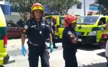 Socorristas acuden al lugar donde fue hallado el cadáver de un hombre. (Foto: Twitter/@amilcarmontejo)