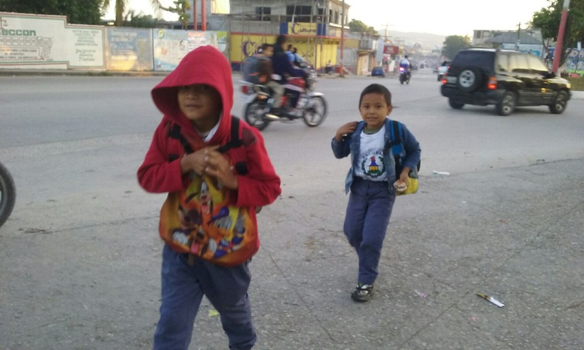 Niños asisten a centros de estudio abrigados, en San Benito, Petén. (Foto Prensa Libre: Rigoberto Escobar)