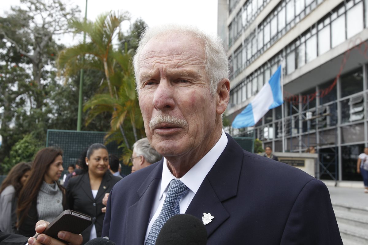 El alcalde Álvaro Arzú fue citado a Tribunales por ele proceso de antejuicio en su contra. (Foto Prensa Libre: Hemeroteca PL)