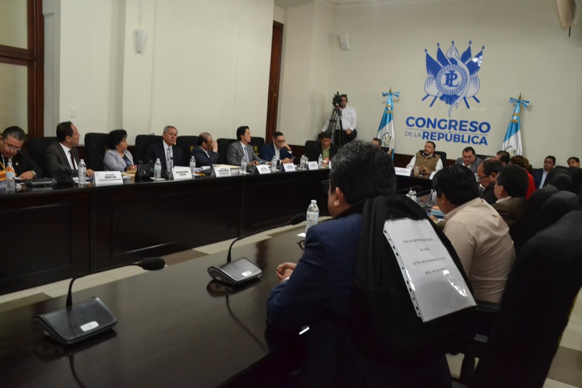 Durante la sesión, el procurador de los Derechos Humanos Jordán Rodas, protestó de forma peculiar en favor de un aumento presupuestario para la Usac. (Foto Prensa Libre: José Castro)