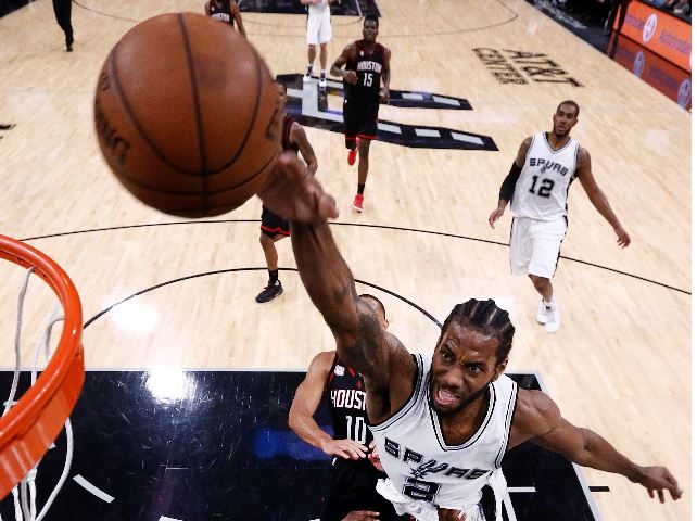 Kawhi Leonard estará disponible para el partido frente a los Warriors. (Foto Prensa Libre: EFE)