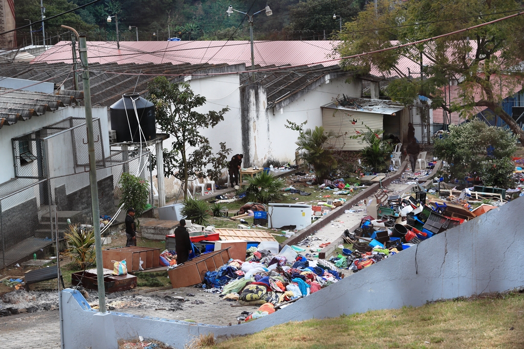 En uno de los patios del Preventiva para Hombres de la zona 18 fueron colocados objetos ilícitos decomisados durante la requisa del fin de semana. En la fotografía se observan congeladores, además de ropa. (Foto Prensa Libre)