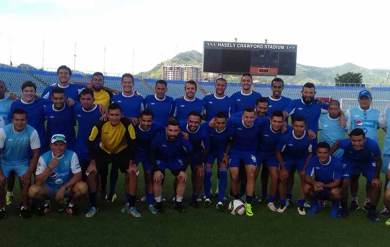 La Bicolor reconoció la cancha en donde jugará mañana y está lista para el juego. (Foto Prensa Libre: Edwin Fajardo)