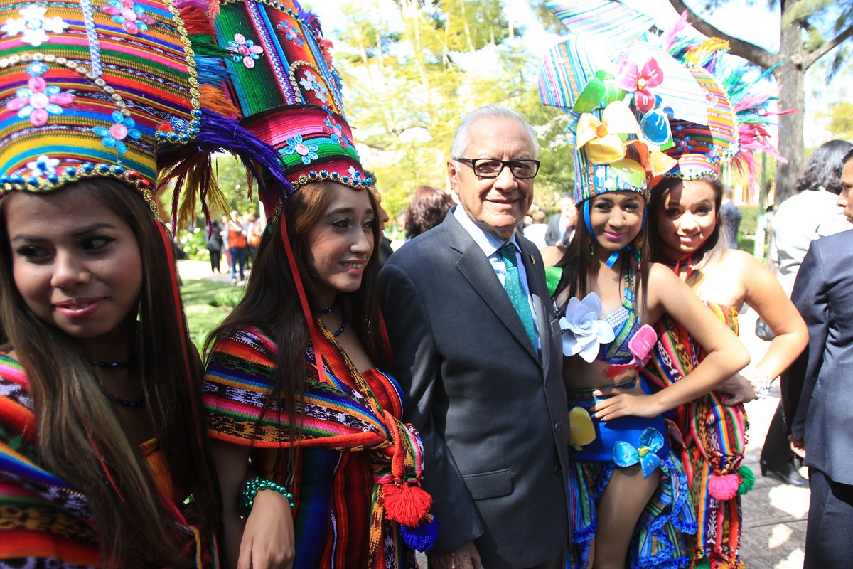 Maldonado se rodea de bailarinas de la banda Pedro Molina, de Coatepeque, en la inauguración del ciclo escolar. (Foto Prensa Libre: Esbin García)