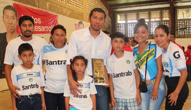 Juan José Paredes disfruta de su estadía en Petén. (Foto Prensa Libre: Rigoberto Escobar).