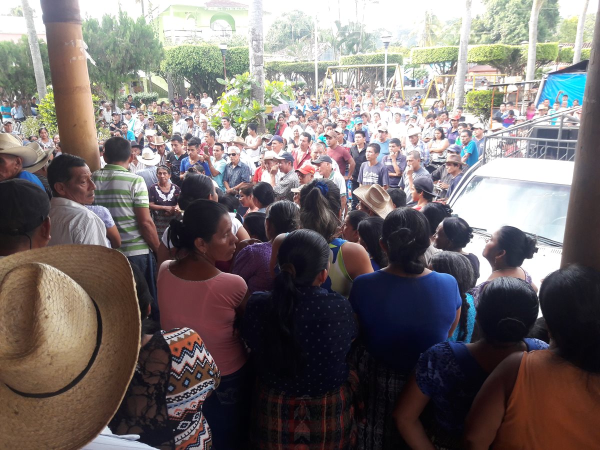 Decenas de vecinos protestaron el martes pasado en contra de la corporación municipal de Santo Domingo. (Foto Prensa Libre: Cristian Icó)