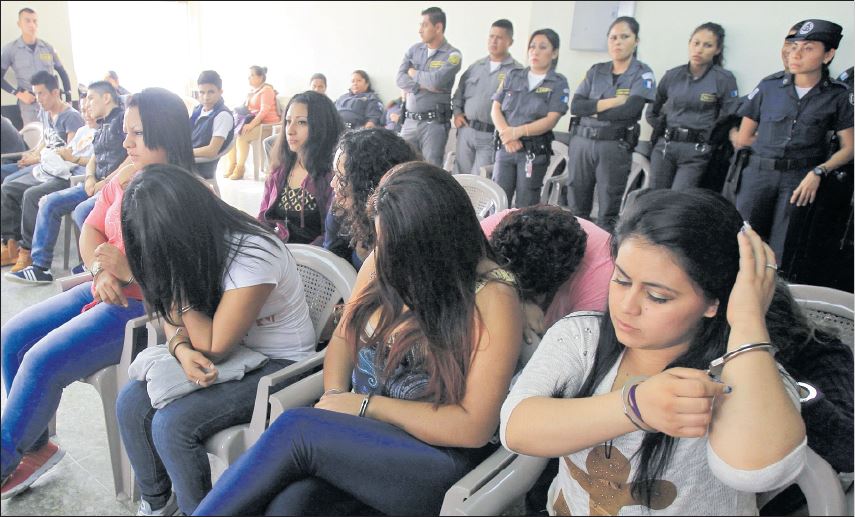 Varias féminas han sido detenidas durante operativos del Ministerio Público y la Policía Nacional Civil para desarticular bandas que extorsionan a comerciantes y transportistas. (Foto Prensa Libre: Hemeroteca PL)