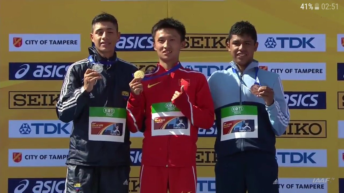 José Eduardo Ortiz (derecha) posa con la medalla de bronce, en Finlandia. (Foto Prensa Libre: Twitter @COGuatemalteco)