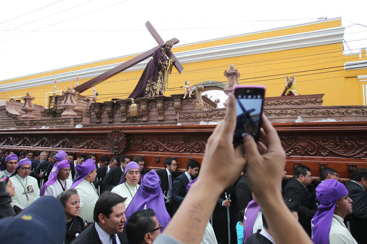 Procesión de Jesús Nazareno del Consuelo, del templo de la Recolección. (Foto Prensa Libre, Paulo Raquec).