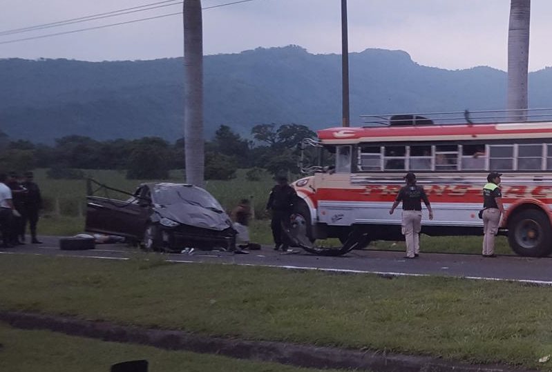 Socorristas estabilizan a personas heridas en accidente de tránsito ocurrido en Palín. (Foto Prensa Libre: Twitter)