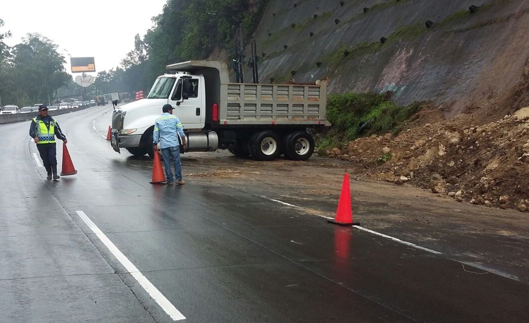 Personal de la Municipalidad de Villa Nueva limpia el área del derrumbe en la cuesta de Villalobos. (Foto Prensa Libre: PMT Villa Nueva)