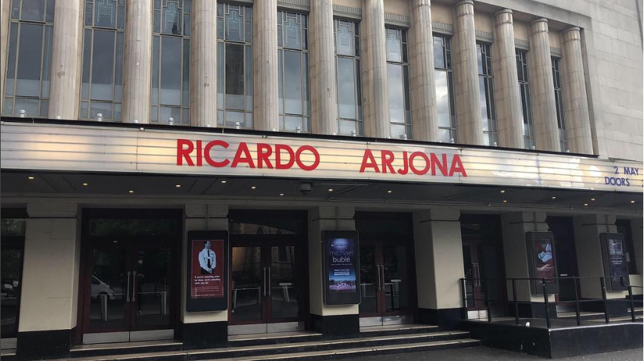 El nombre de Ricardo Arjona era legible a las afueras del Eventim Apollo, en Londres, Inglaterra, en el inicio de su gira europea (Foto Prensa Libre: Instagram / Ricardo Arjona).