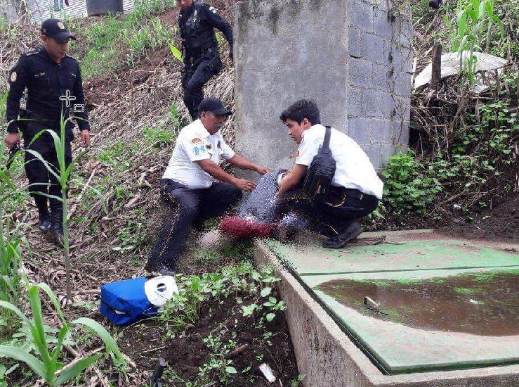 Supuesto pandillero murió a balazos en San José, Villa Nueva. (Foto Prensa Libre: Bomberos Voluntarios)