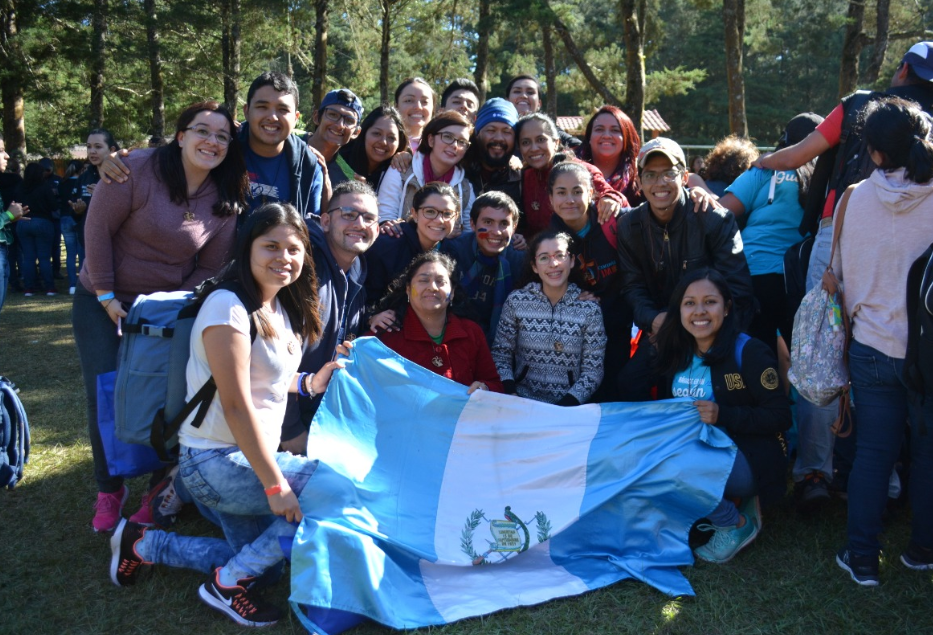 Algunos de los jóvenes que viajarán a Panamá participan en una actividad de preparación en una finca de San José Pinula, Guatemala. (Foto Prensa Libre: Cortesía Ángel Martínez).