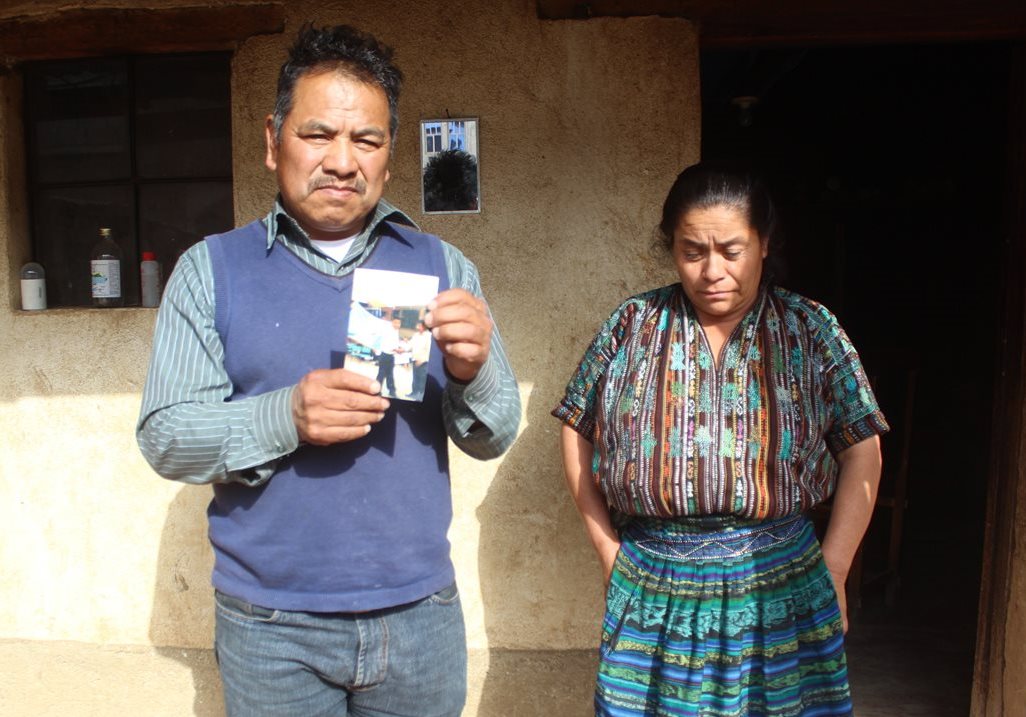 Padres de Adolfo Churunel piden apoyo para repatriar el cuerpo de su hijo, quien murió en México. (Foto Prensa Libre: Ángel Julajuj)