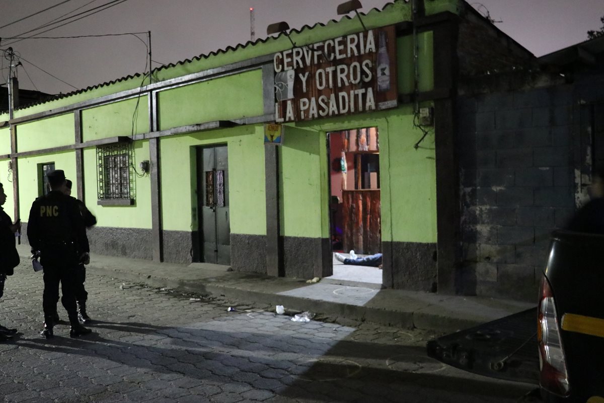 Policías resguardan la escena del crimen en la cantina La Pasadita en Chimaltenango. (Foto Prensa Libre: Víctor Chamalé)