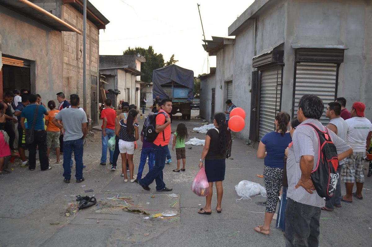 Investigadores de la PNC recaban evidencias en el mercado La Terminal, zona 4 de la cabecera de Retalhuleu. (Foto Prensa Libre: Jorge Tizol)