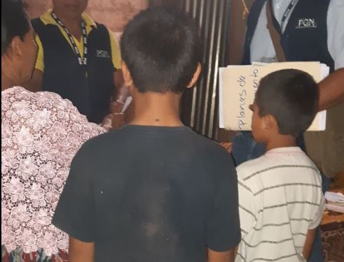 Los dos menores que fueron rescatados cuando venían cocos en las afueras del Estadio Verapaz en Cobán. (Foto Prensa Libre: Eduardo Sam)