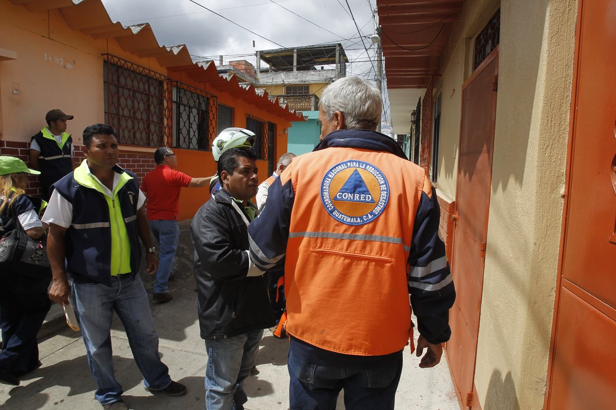 Conred evaluó varias viviendas que tienen daños en su infraestrucutra. (Foto Prensa Libre: Paulo Raquec)