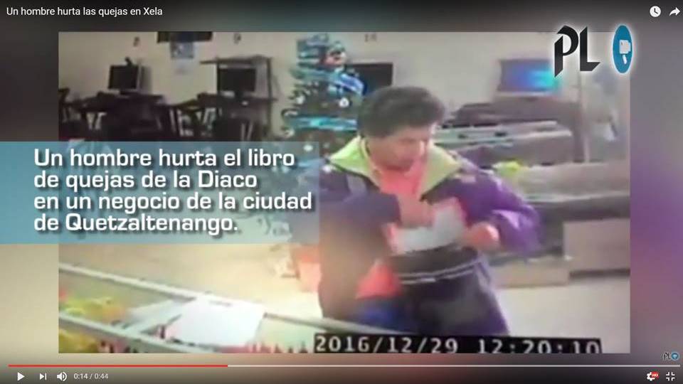 Robo del libro de quejas de un negocio de Xela fue captado por cámaras de seguridad. (Foto Prensa Libre: Cortesía)