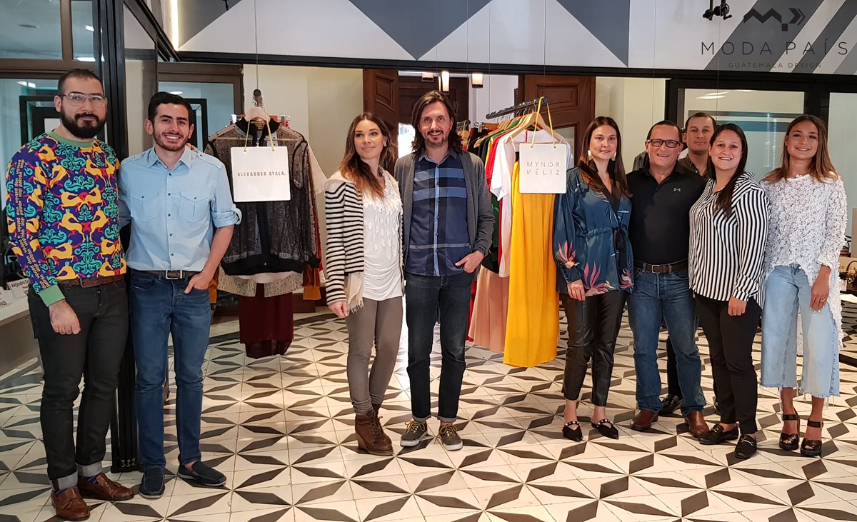 Diseñadores y directivos de Moda País y de Vestex presentaron la plataforma: Stefano Giammattei, Mynor Véliz, Eduardo Figueroa, Andrea Insua, Carolina Yafe, Alejandro Ceballos, Alejandra Ceballos, Esteban Ceballos y Karla Garzaro. (Foto, Prensa Libre: Cortesía Moda País).