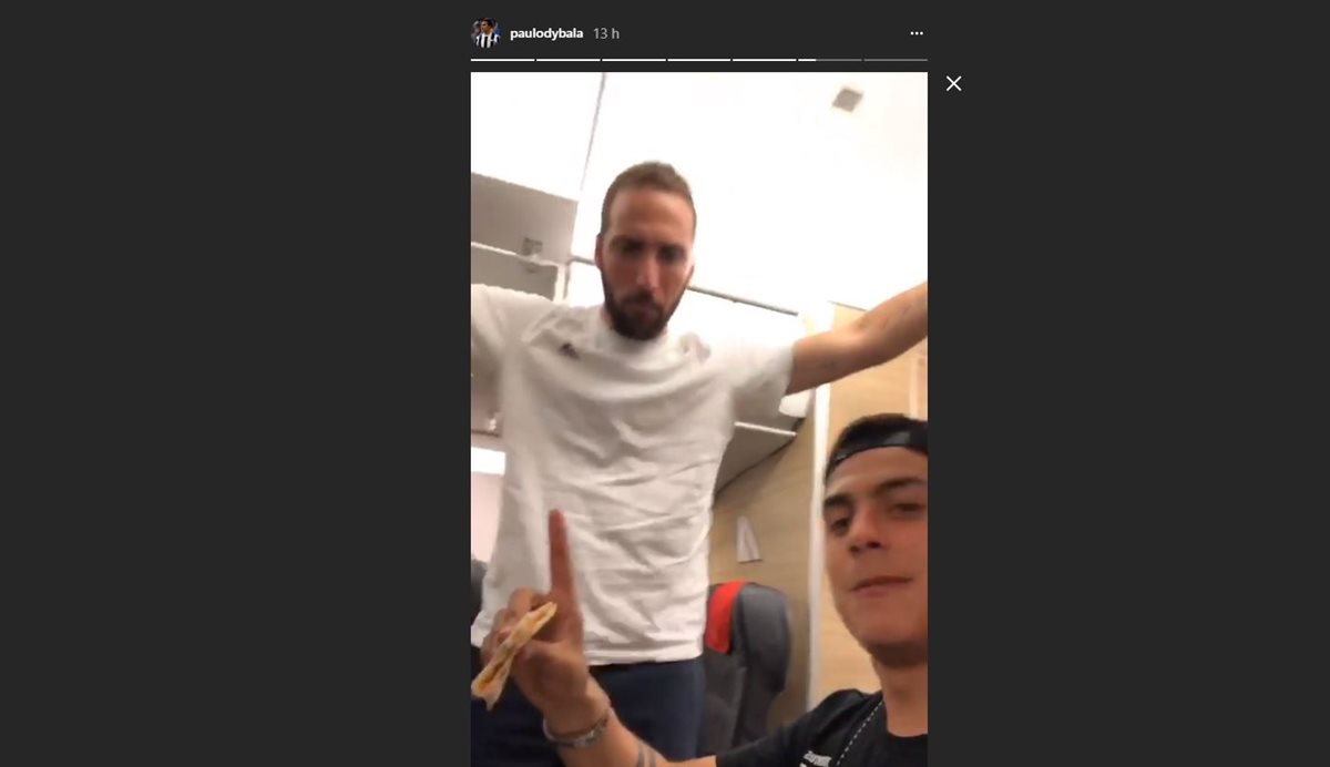 Gonzalo Higuaín baila mientras Paulo Dybala canta en el avión luego de ganar el título de la Serie A. (Foto Prensa Libre: Captura de Pantalla Instagram Paulo Dybala)