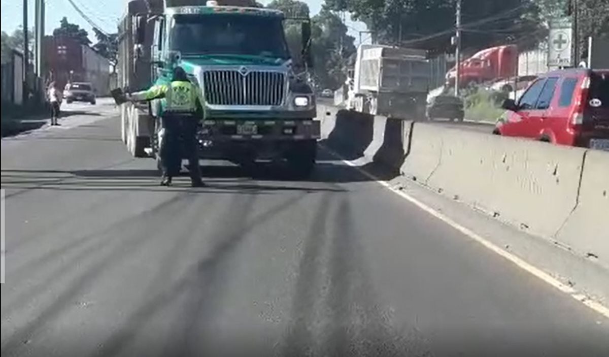 El incidente ocurrió en el km 17 de la ruta al Pacífico, Villa Nueva. (Foto Prensa Libre: PMT de Villa Nueva)