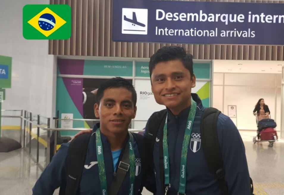 Los marchistas José Raymundo y Érick Barrondo a su llegada este martes al aeropuerto de Río de Janeiro donde competirán el próximo viernes. (Foto Prensa Libre:COG)