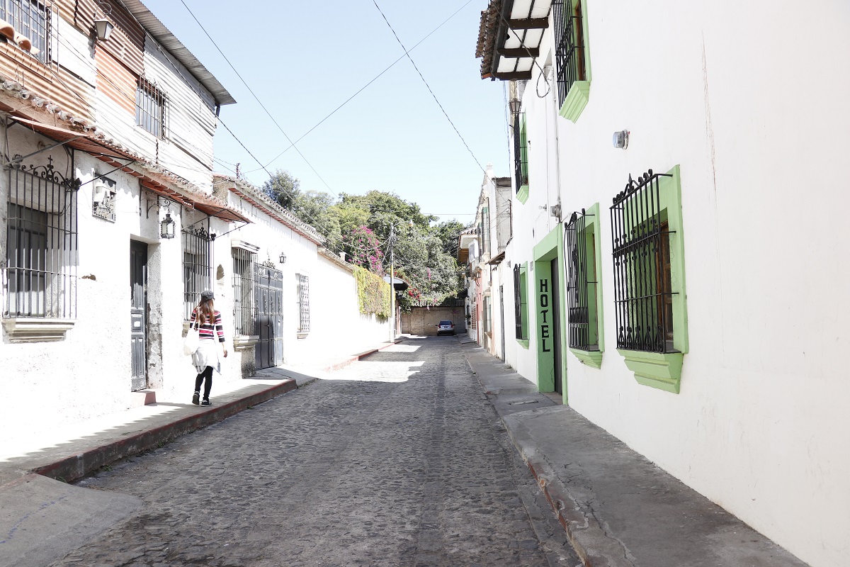 Lugar donde se registró el crimen en el pasaje Matheu de la Calzada Santa Lucía de la ciudad colonial. (Foto Prensa Libre: Julio Sicán).