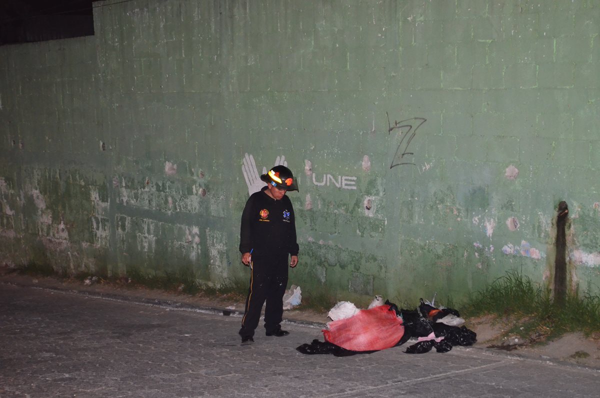 Bomberos Voluntarios localizaron el cadáver en cercanías del estadio municipal, en la zona 1 de Mixco. (Foto Prensa Libre: Cortesía CVB)