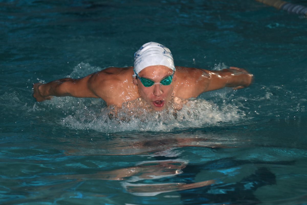 Fernando Ponce, con 16 años, estará en su primer Mundial Mayor de Natación, en la prueba de 200 metros mariposa. (Foto Prensa Libre: Raúl Juárez)