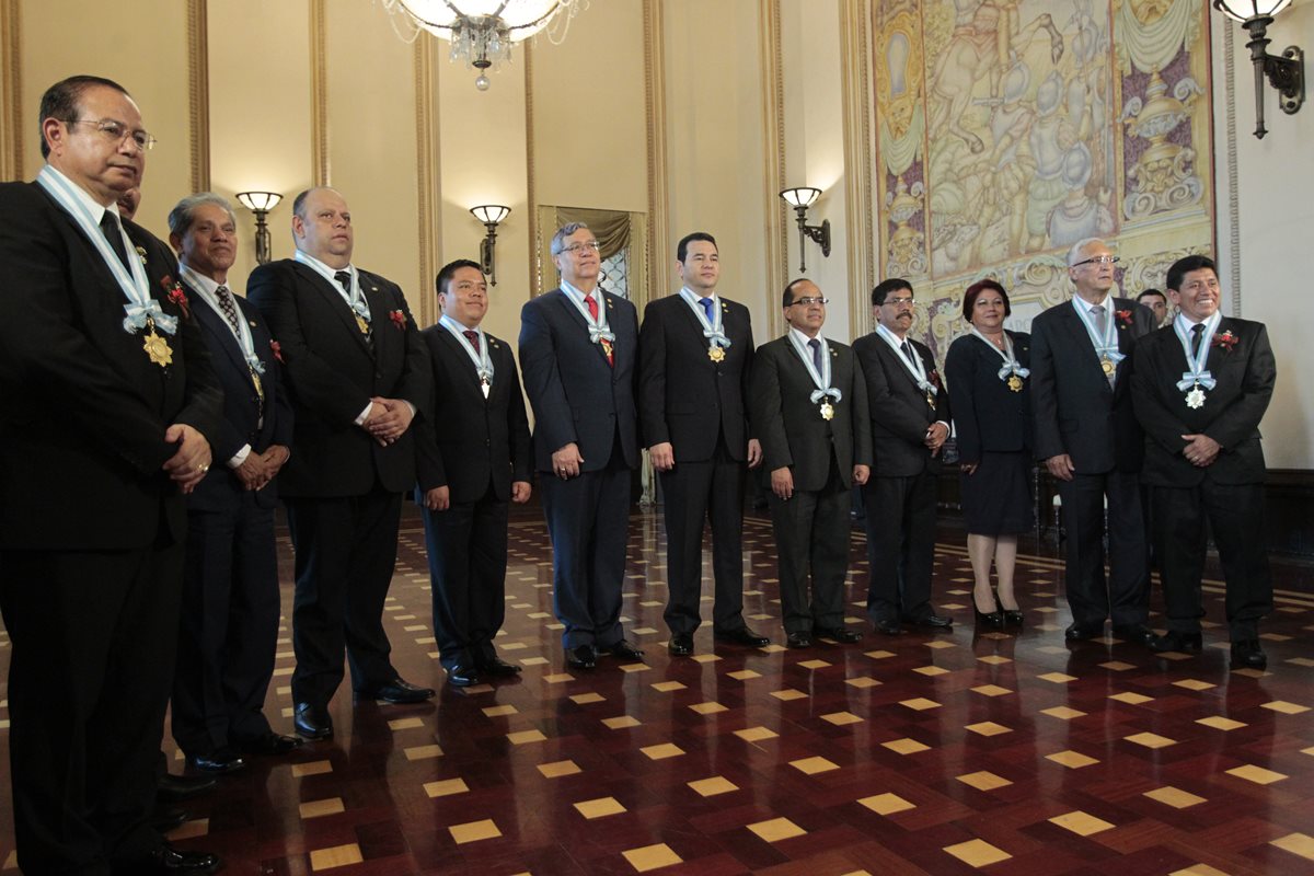 Las autoridades de Gobierno impusieron la orden Nacional Francisco Marroquín a ocho maestros, para reconocer su labor en el marco del 25 de junio. (Foto, Prensa Libre: Carlos Hernández)