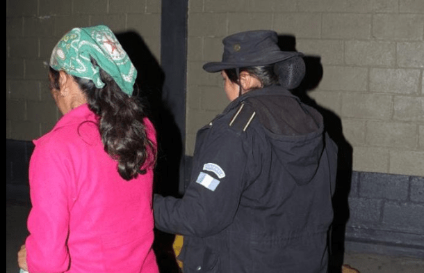 Fermina Ucelo López es señalada de haber lanzado a su bebé en una fosa séptica. (Foto Prensa Libre: PNC).