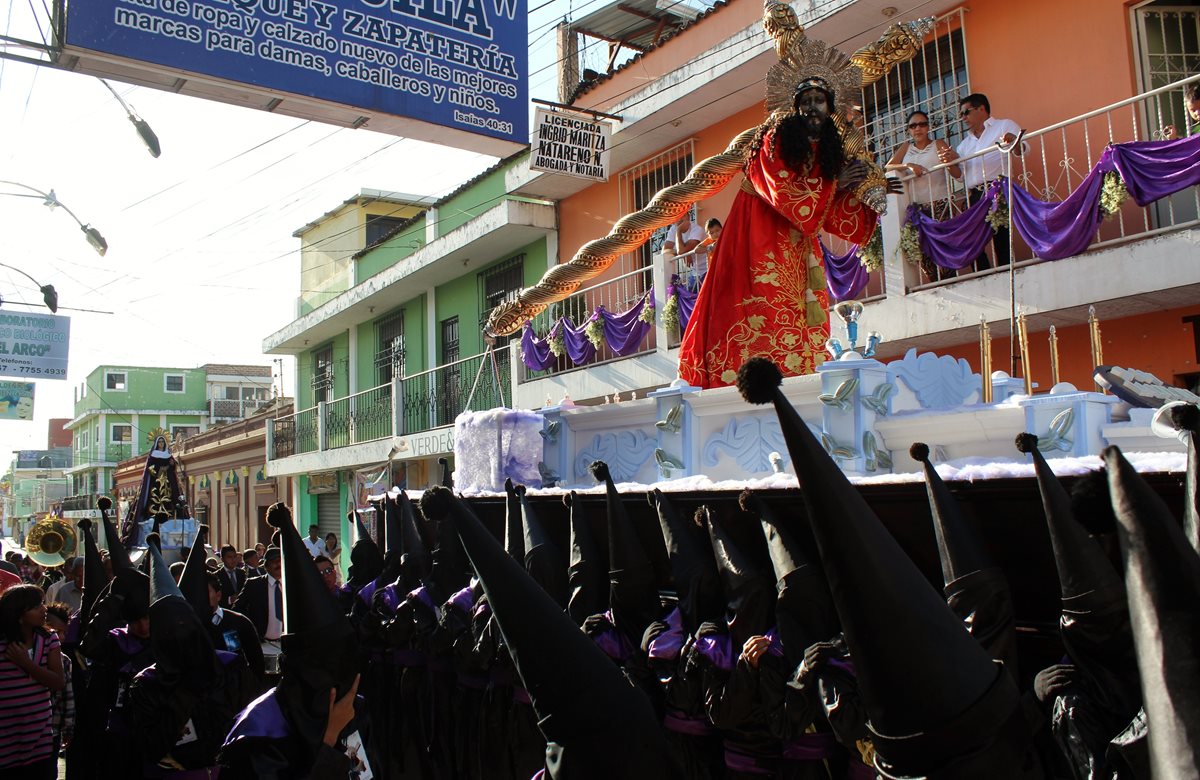 Cucuruchos llevan en hombros el anda de Jesús Nazareno. (Foto Prensa Libre: Óscar Figueroa)