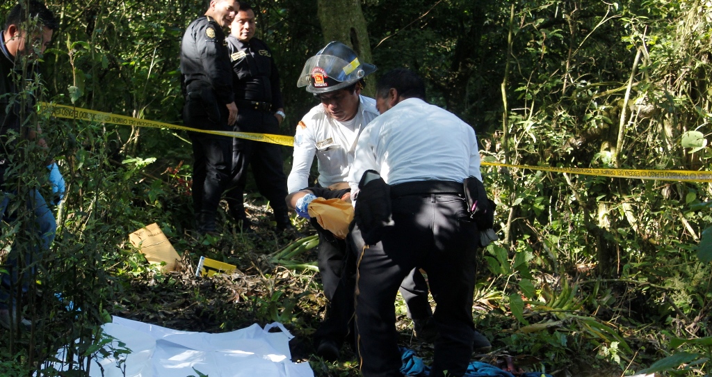 Lugar donde fue encontrado el cadáver de Mario René Castañeda Portillo, en Parramos. (Foto Prensa Libre: Víctor Chamalé).