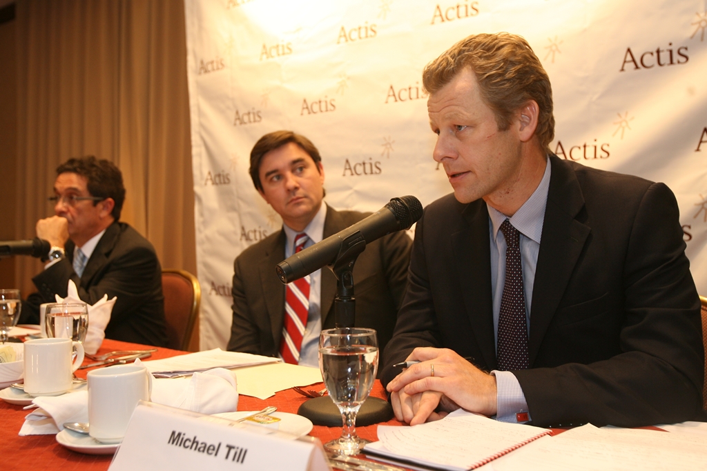 Ejecutivos de Actis durante el anuncio del acuerdo por medio del cual adquirieron las distribuidoras Deorsa y Deocsa en el 2011. (Foto, Prensa Libre: HemerotecaPL)